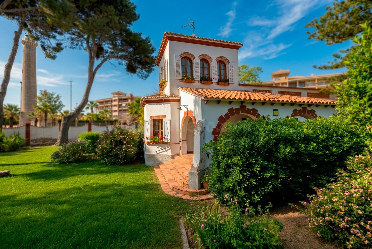 Villa junto al antiguo Faro de Canet