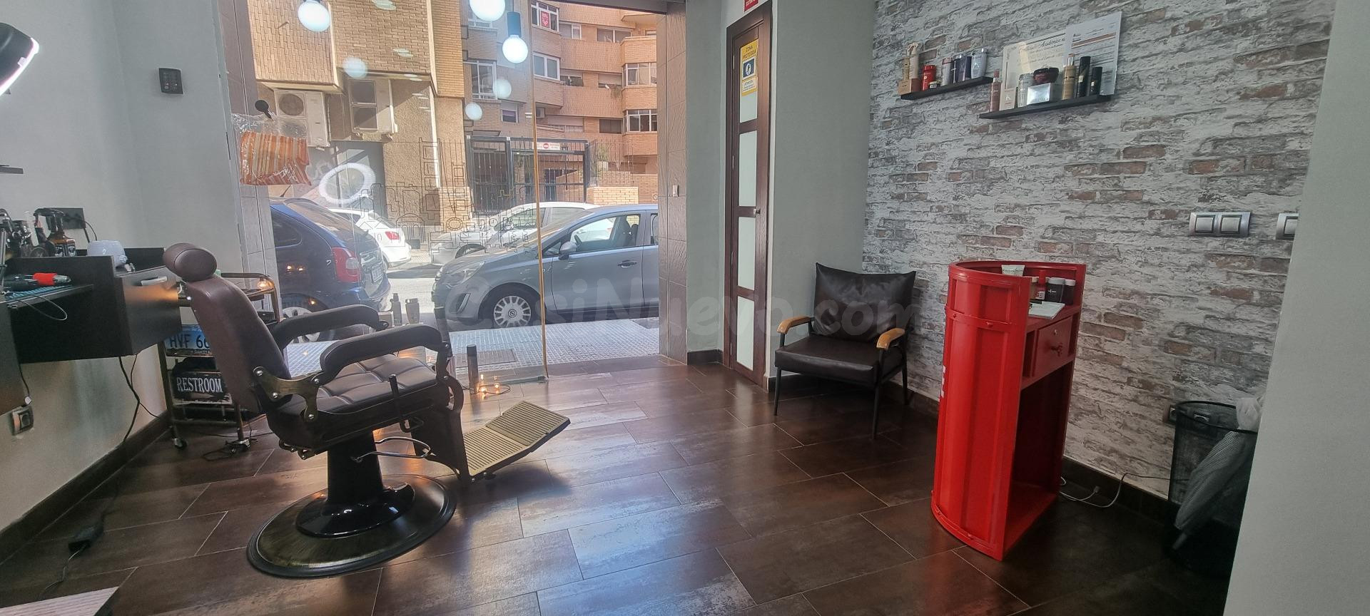 Negocio de peluquería para compartir con barbería
