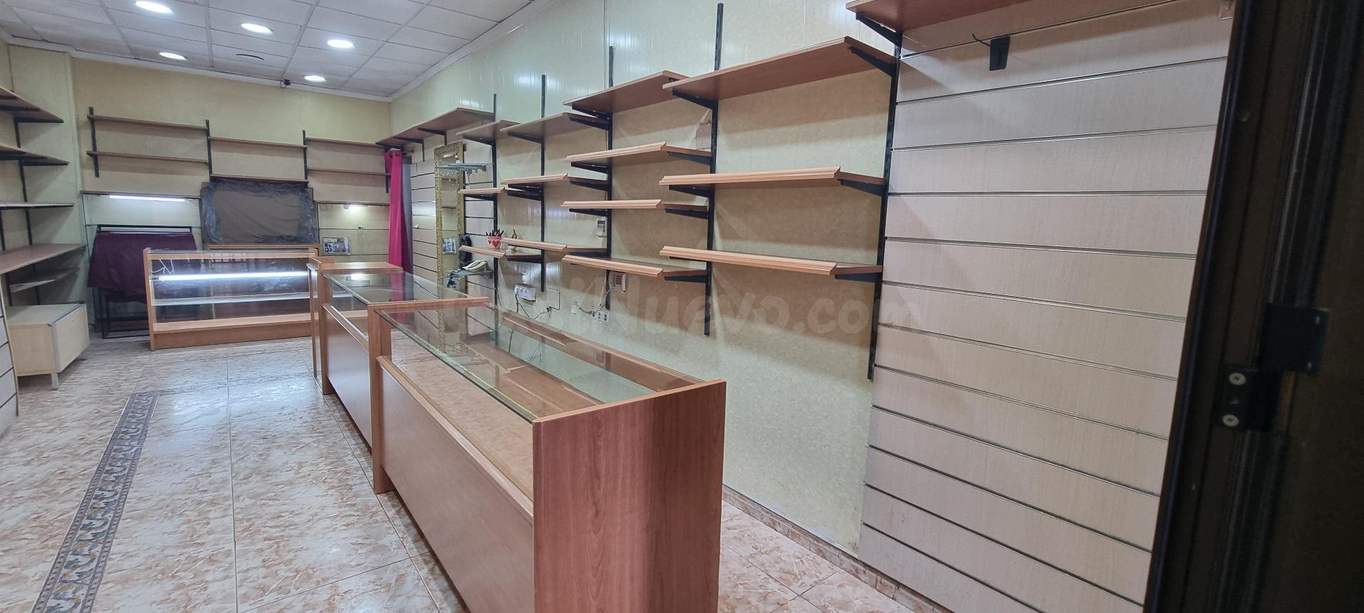 Local Comercial en Calle San Fernando con 3 habitáculos y ba - foto 3