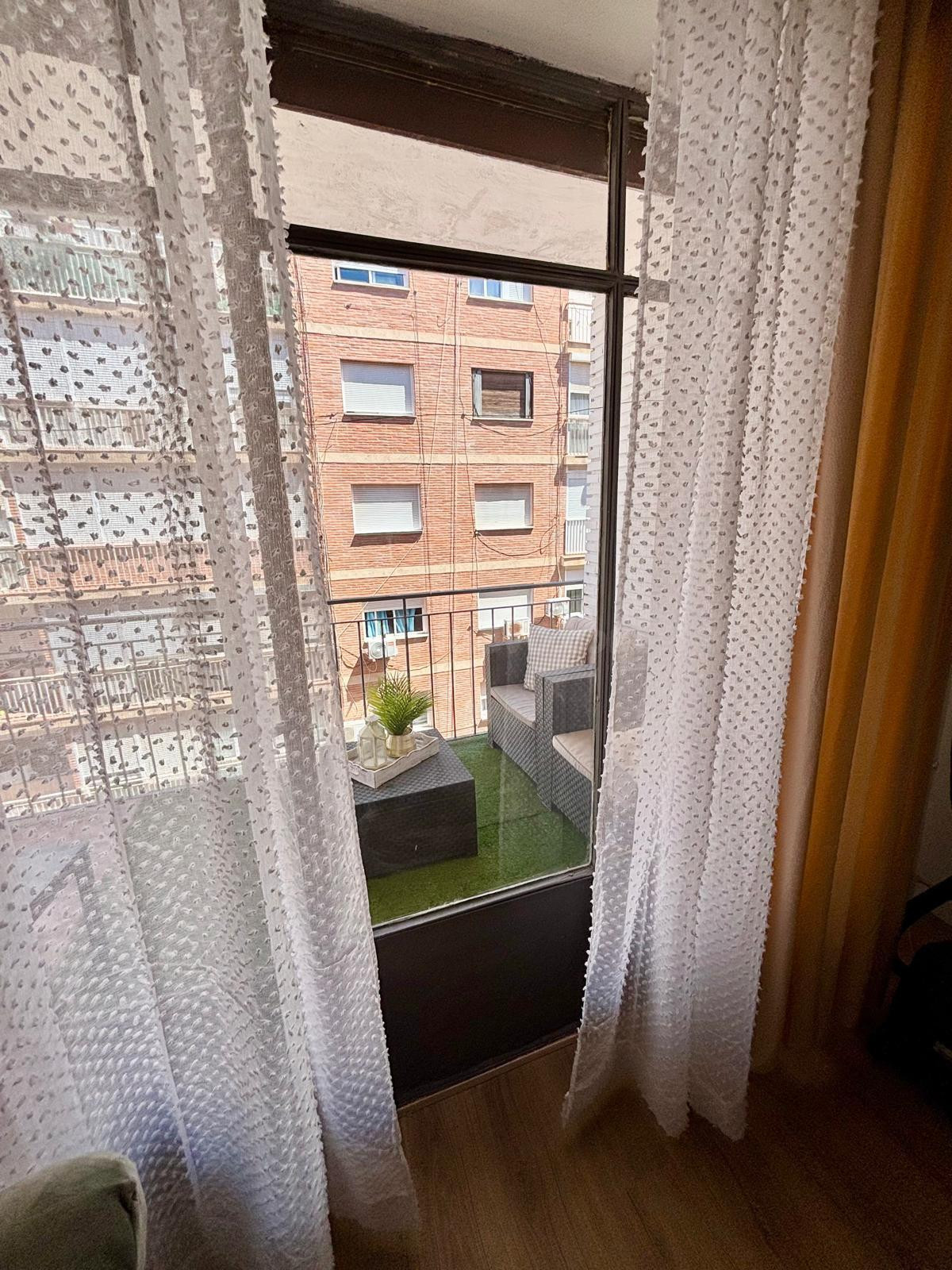 Piso semireformado en Ciudad Jardín de 4 dormitorios y terra - foto 5