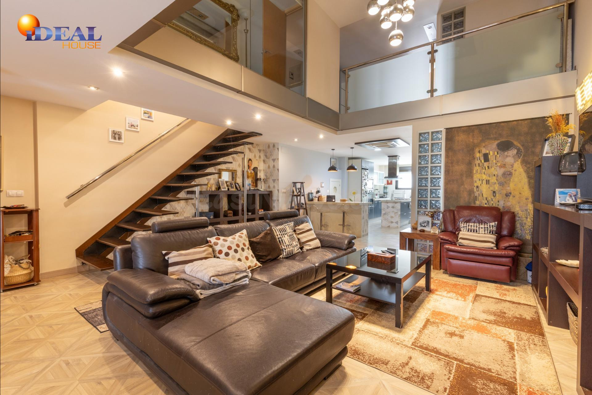Exclusivo dúplex tipo loft de 225 m2 con apartamento indepen