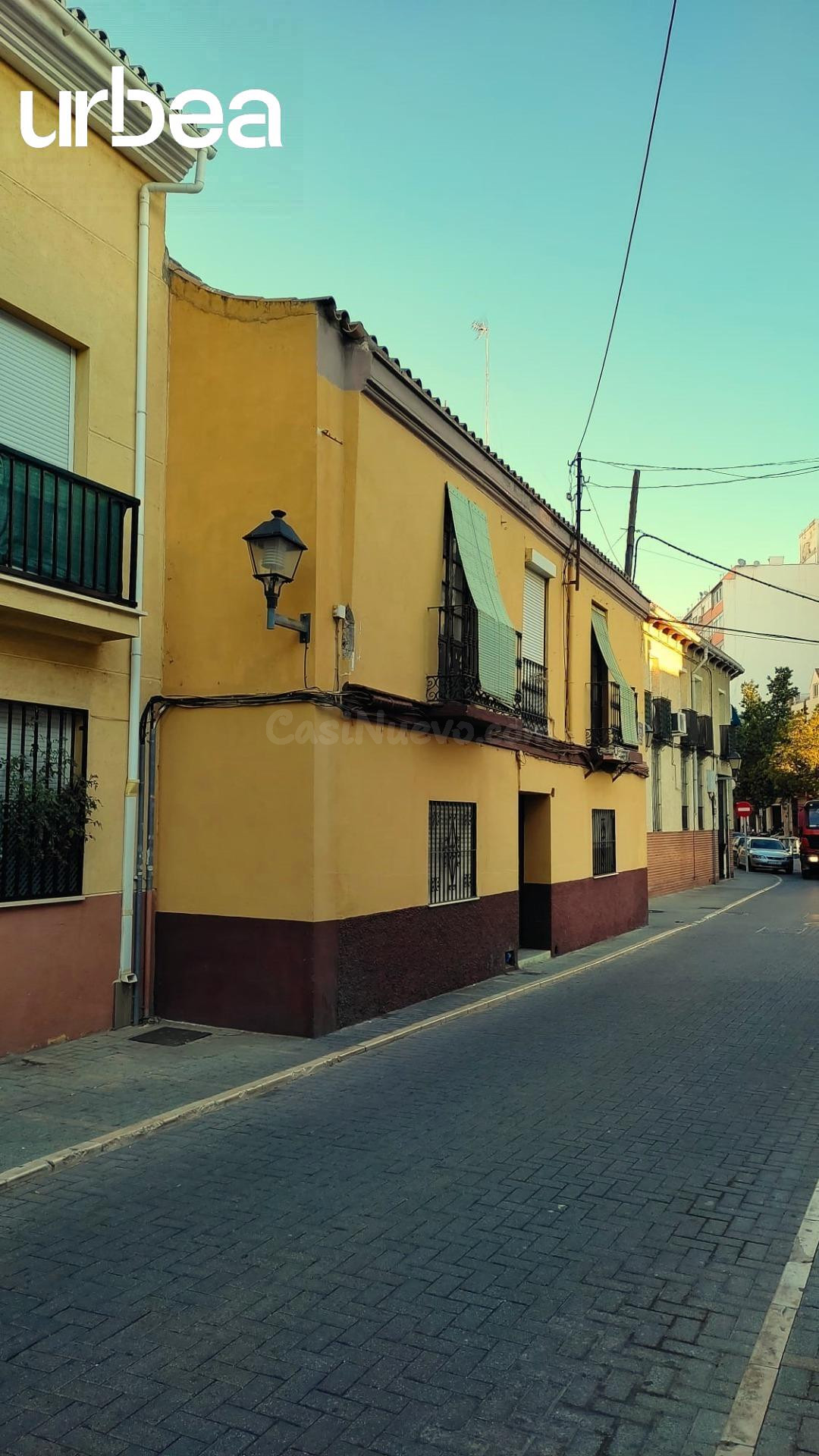Casa esquina de 2 plantas con patio central en la zona de la