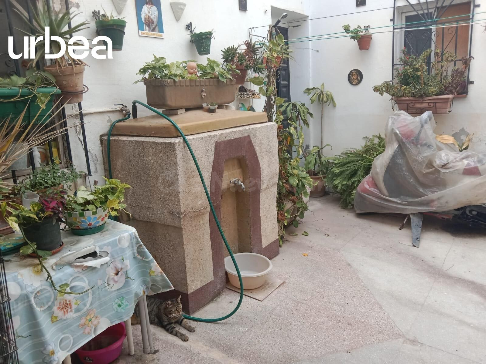 Casa esquina de 2 plantas con patio central en la zona de la - foto 4