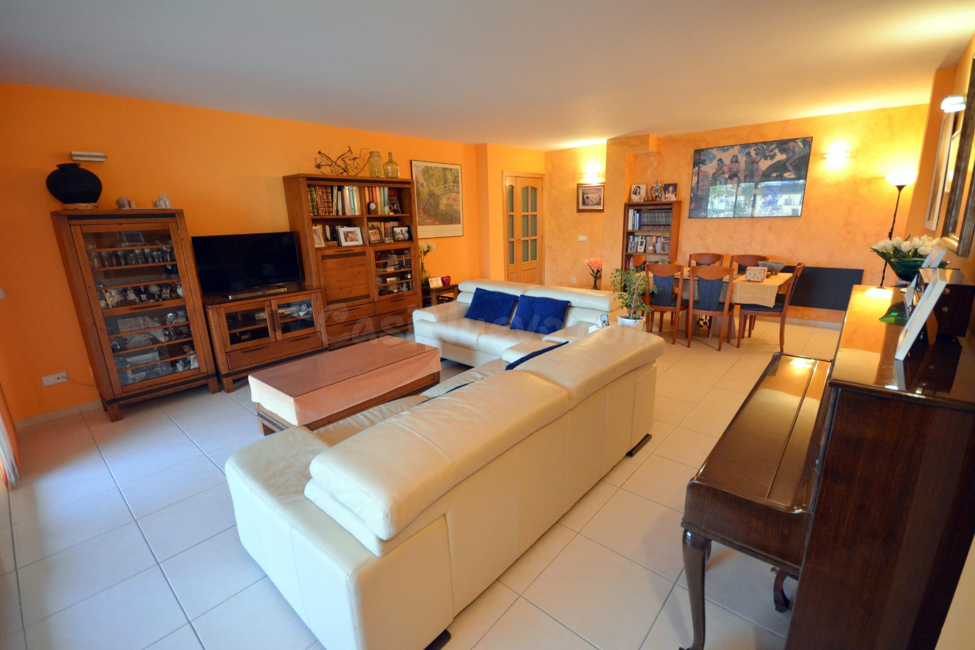 PISO SEMINUEVO CON AMPLIA TERRAZA , PLAZA DE PARKING Y TRAST - foto 4