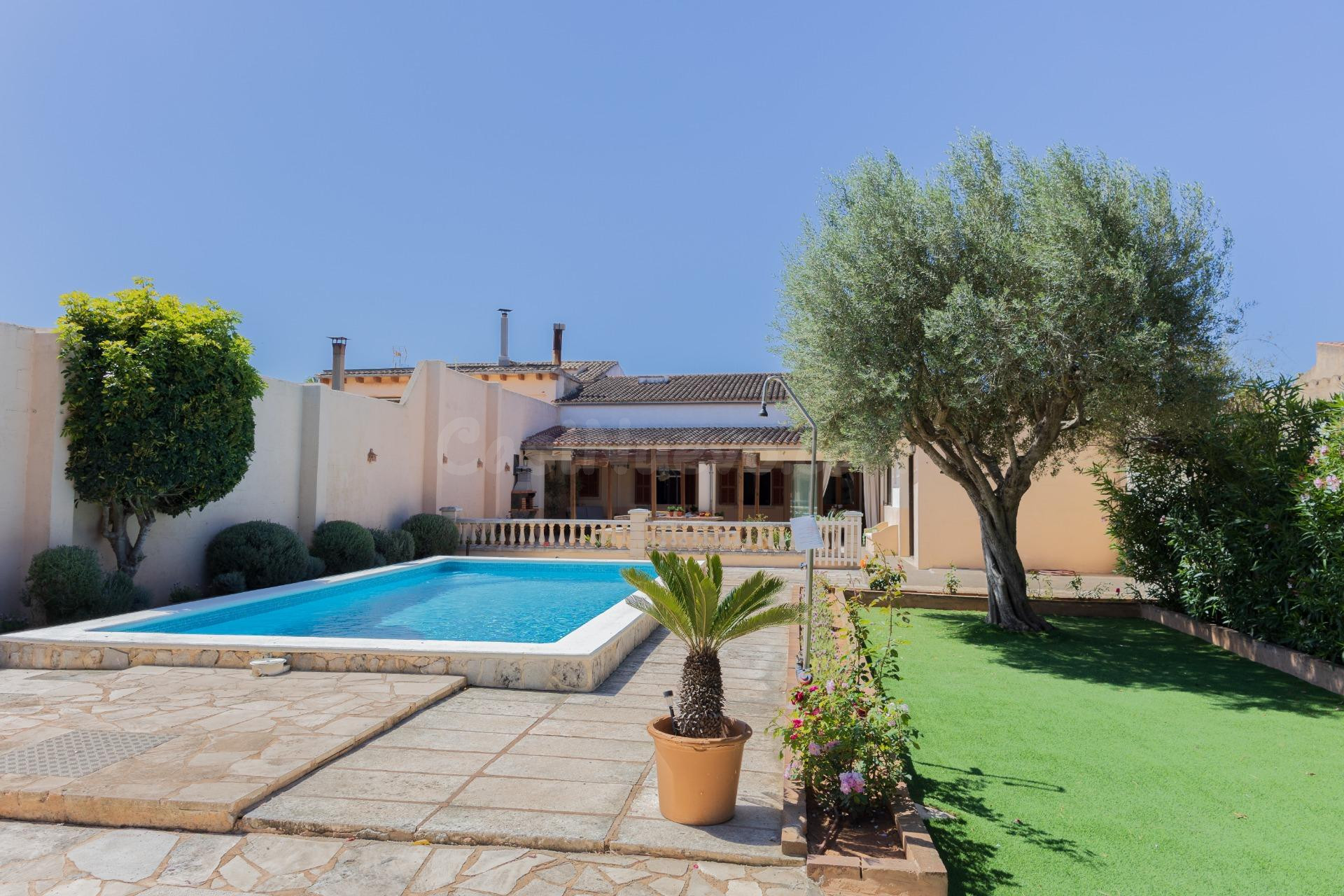 Chalet exclusivo en alquiler con opción de compra o venta directa en Ses Salines con ETV y piscina privada.