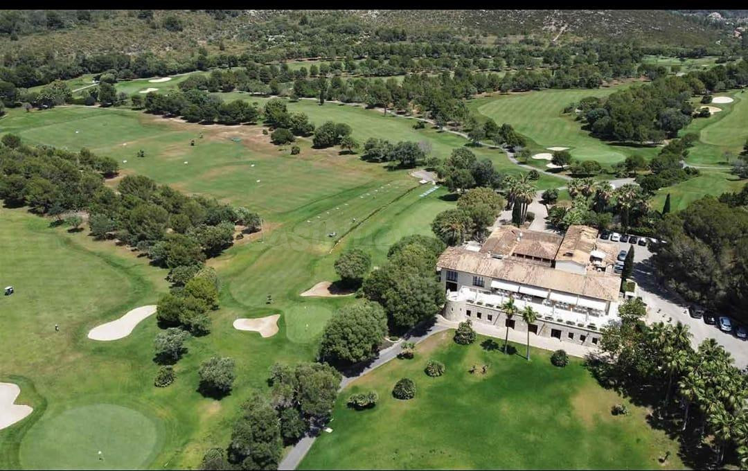 EXCLUSIVO TERRENO RÚSTICO EDIFICABLE CON VISTAS AL MAR Y JUNTO AL CAMPO DE GOLF DE CANYAMEL, CAPDEPERA