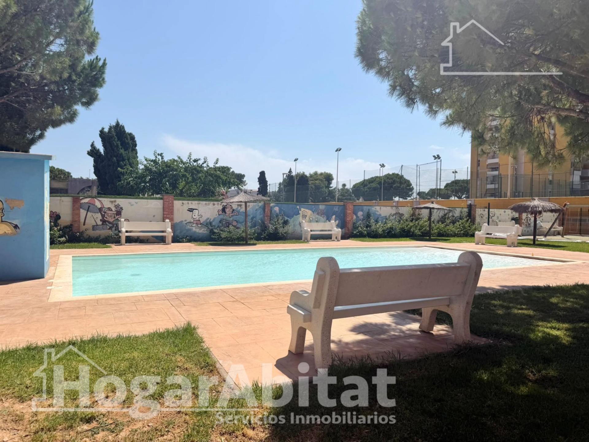 ¡CON TERRAZA Y PISCINA EN RESIDENCIAL CON VISTAS AL MAR!