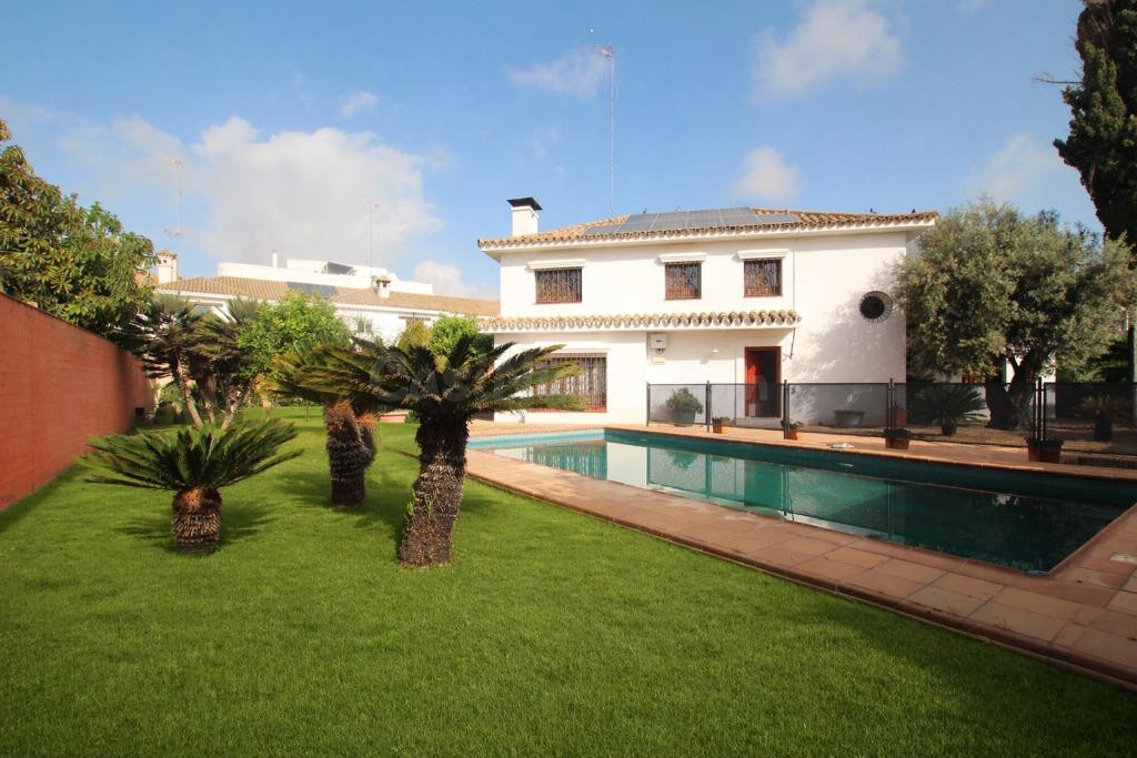 CHALET CON PISCINA EN EL ALTILLO