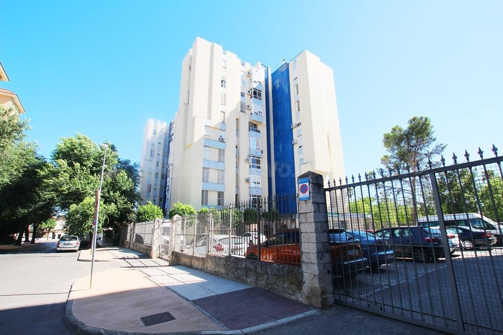 PISO DE 4 DORMITORIOS Y PLAZA DE APARCAMIENTO ZONA MERCA 80