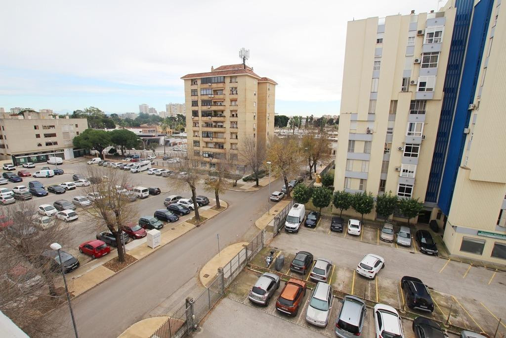 PISO DE 4 DORMITORIOS Y PLAZA DE APARCAMIENTO ZONA MERCA 80 - foto 2