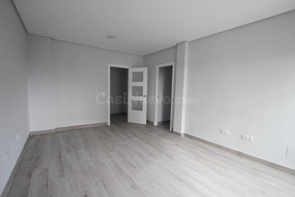 PISO DE 4 DORMITORIOS Y PLAZA DE APARCAMIENTO ZONA MERCA 80 - foto 3