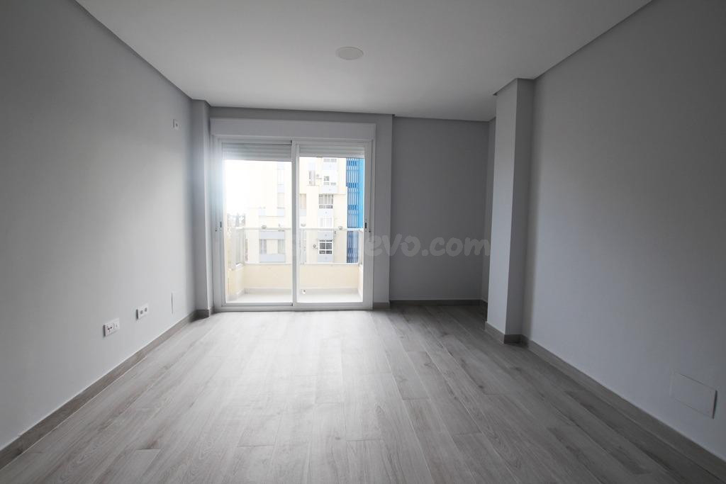 PISO DE 4 DORMITORIOS Y PLAZA DE APARCAMIENTO ZONA MERCA 80 - foto 5