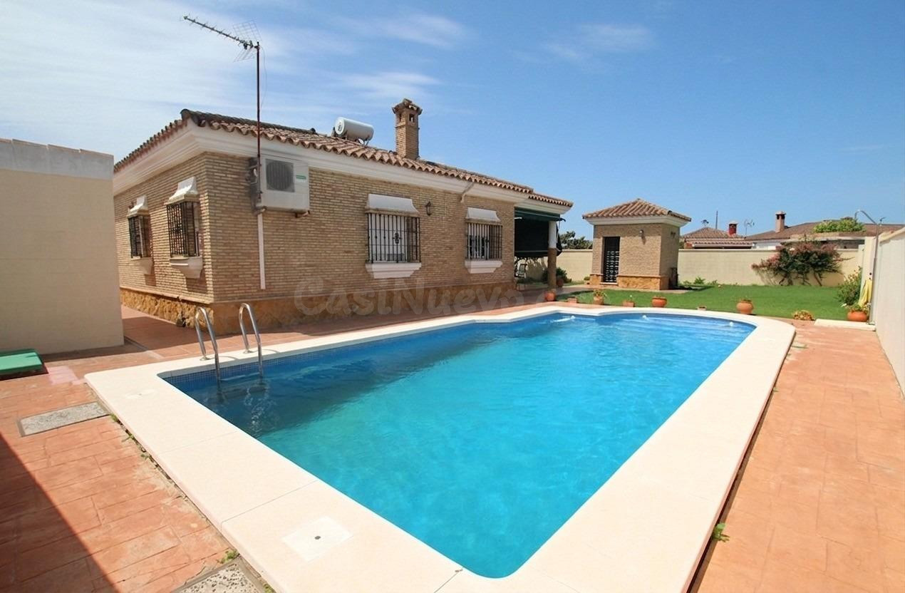 CHALET CON PISCINA EN CARRETERA DE SANLUCAR