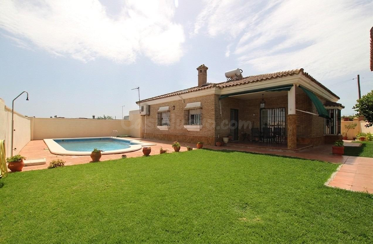 CHALET CON PISCINA EN CARRETERA DE SANLUCAR - foto 2