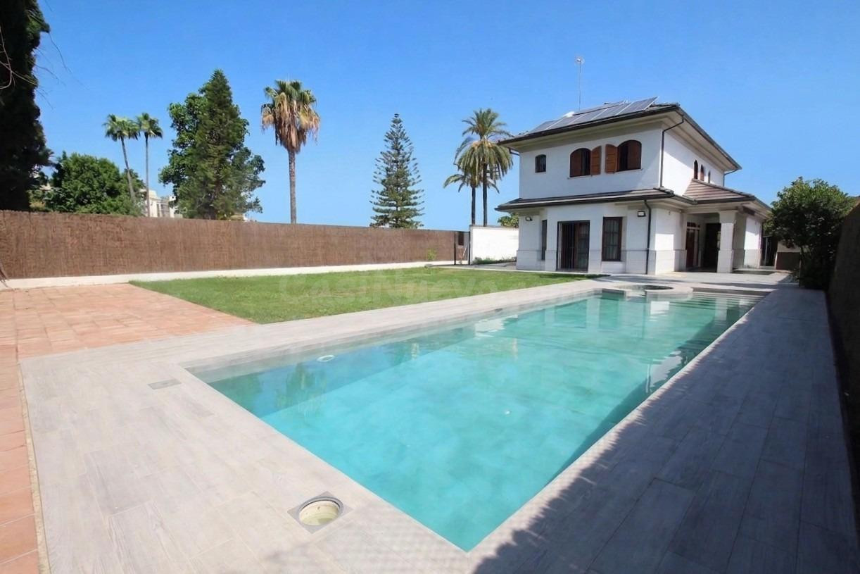 CHALET CON PISCINA EN ZONA EL CUCO