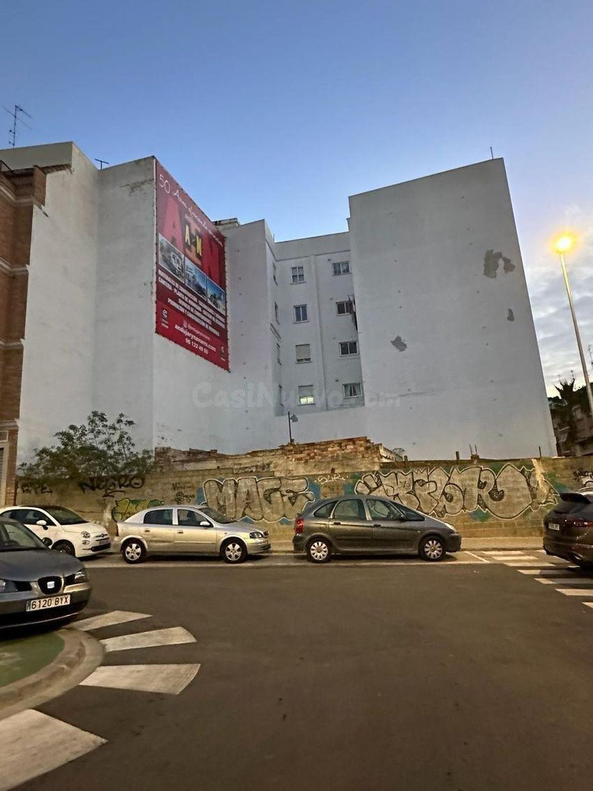 Solar en venta edificable y esquinero en zona inmejorable.