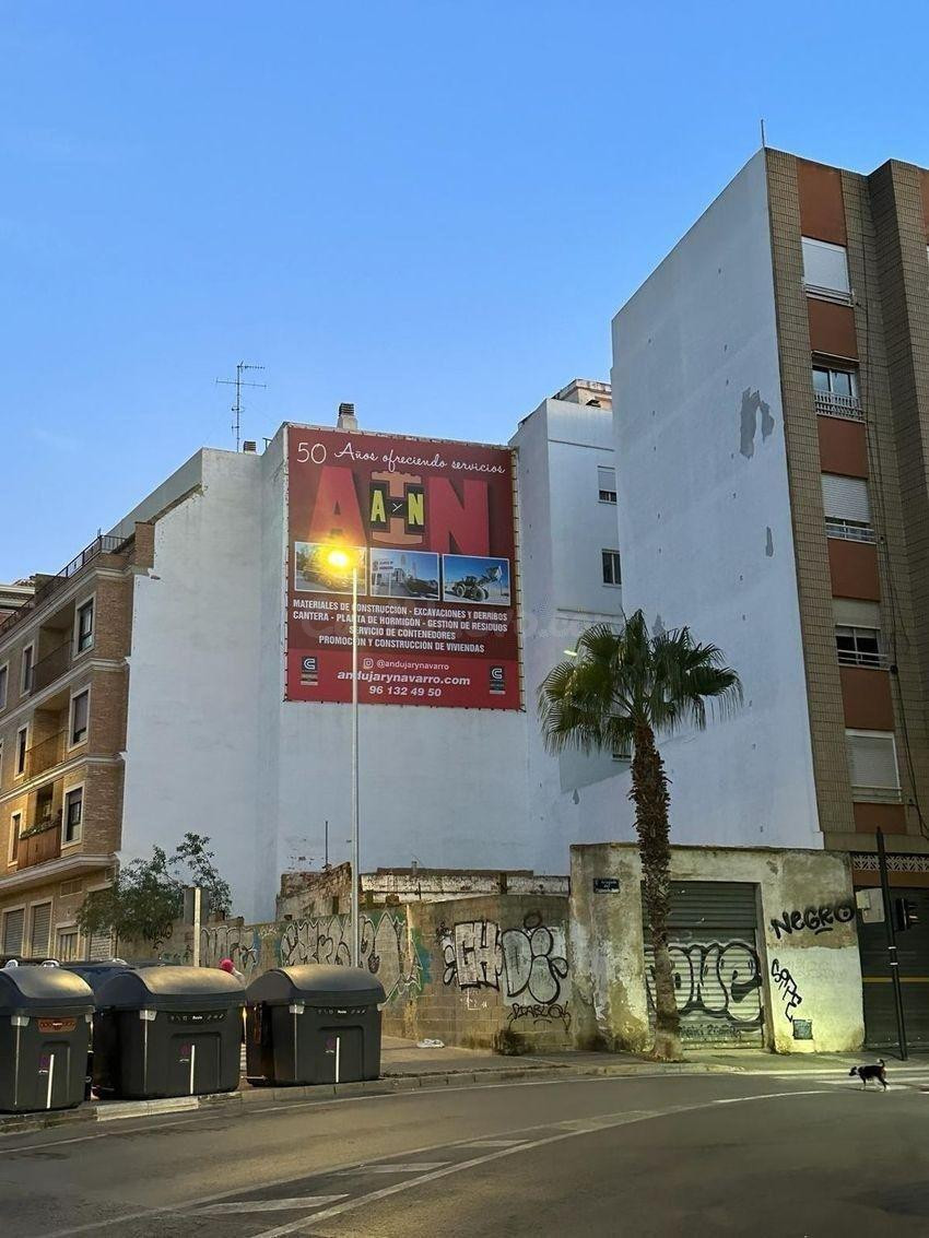 Solar en venta edificable y esquinero en zona inmejorable. - foto 2