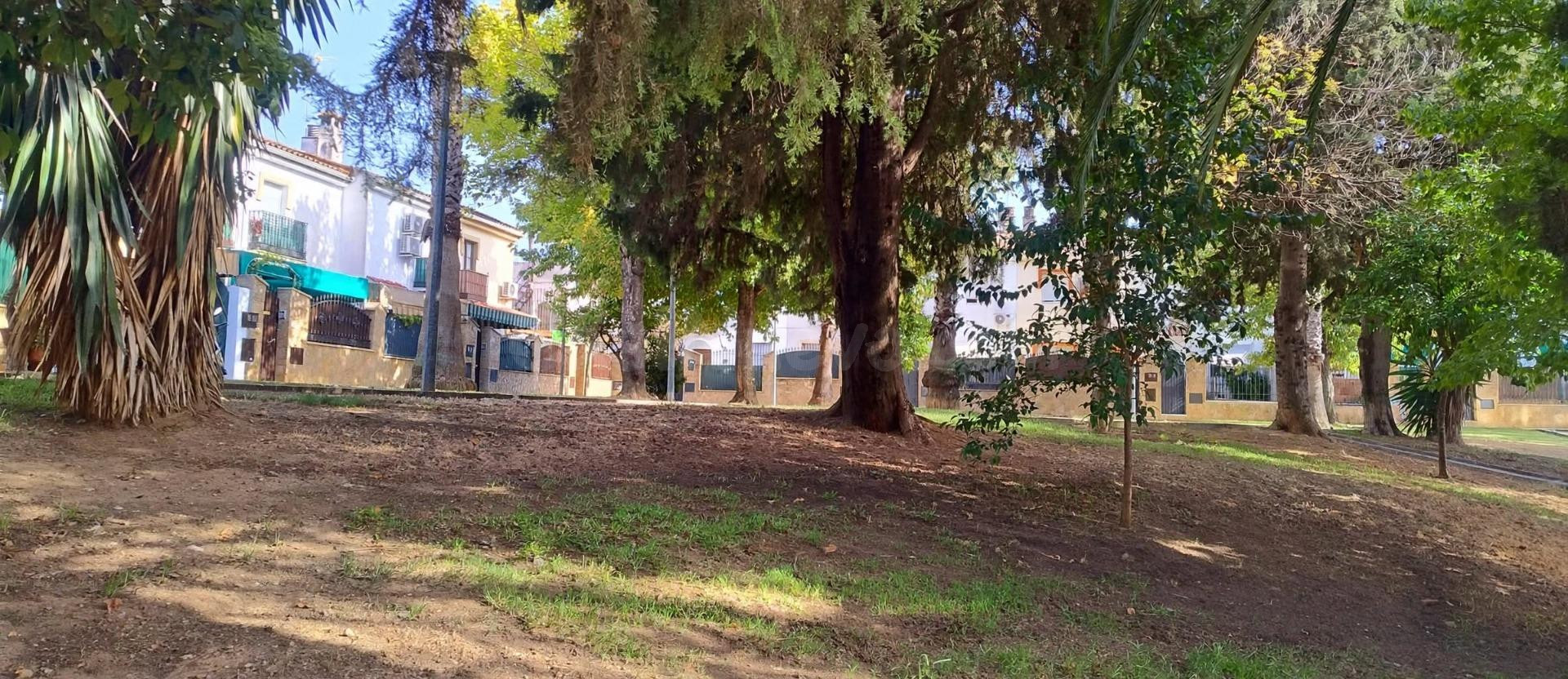 UNIFAMILIAR ADOSADO EN ZONA OESTE
