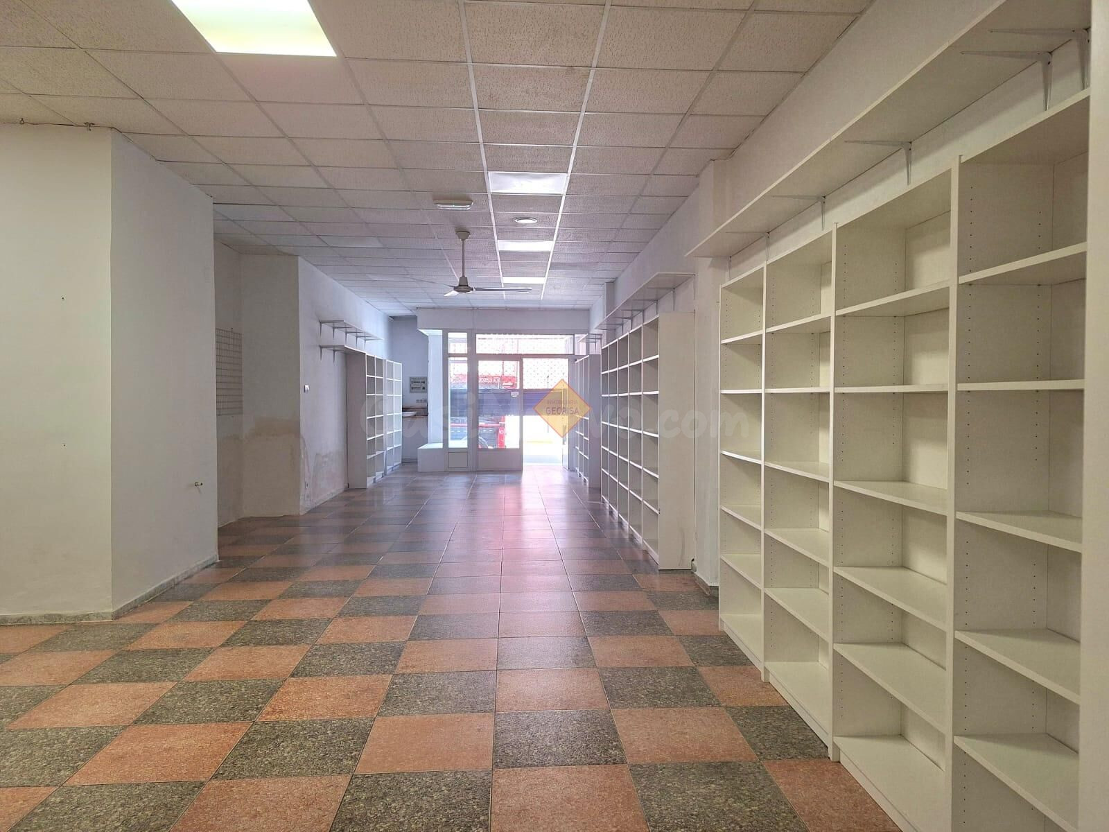 Oportunidad Inmobiliaria en Burjassot: Amplio Local Comercia