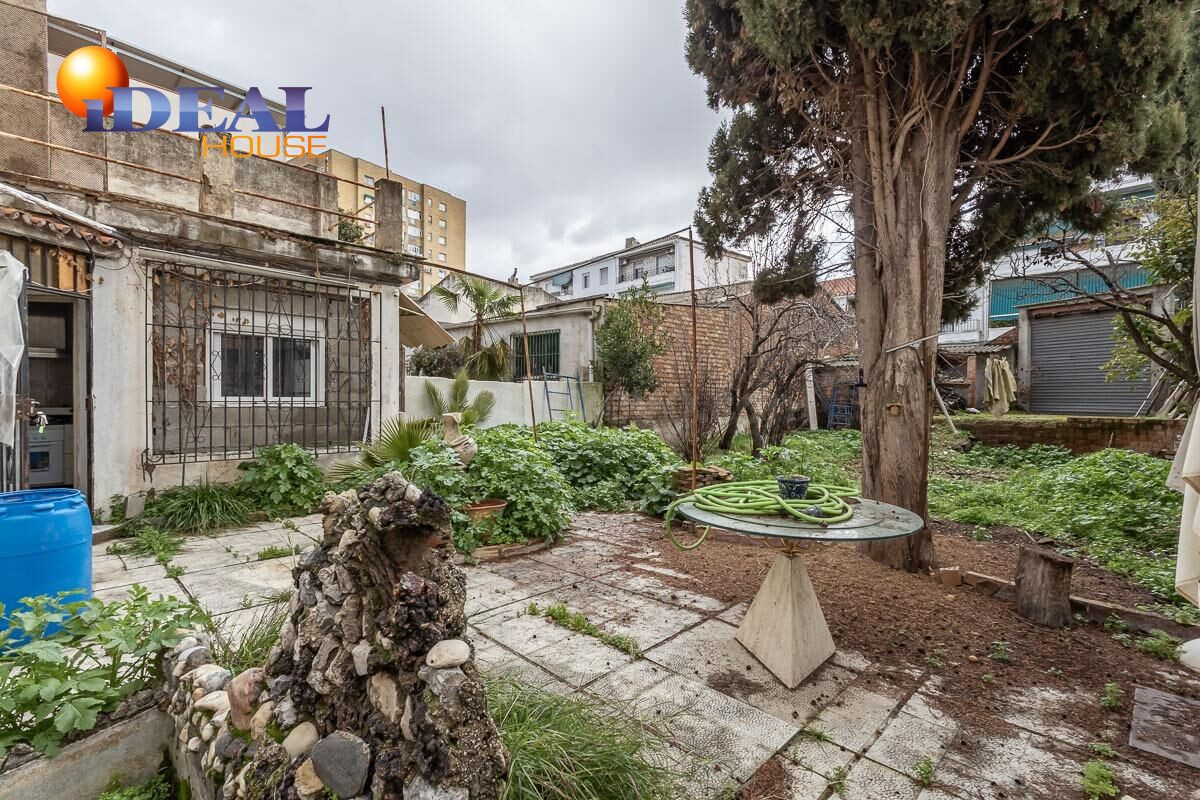 Casa con Parcela a Reformar en Granada