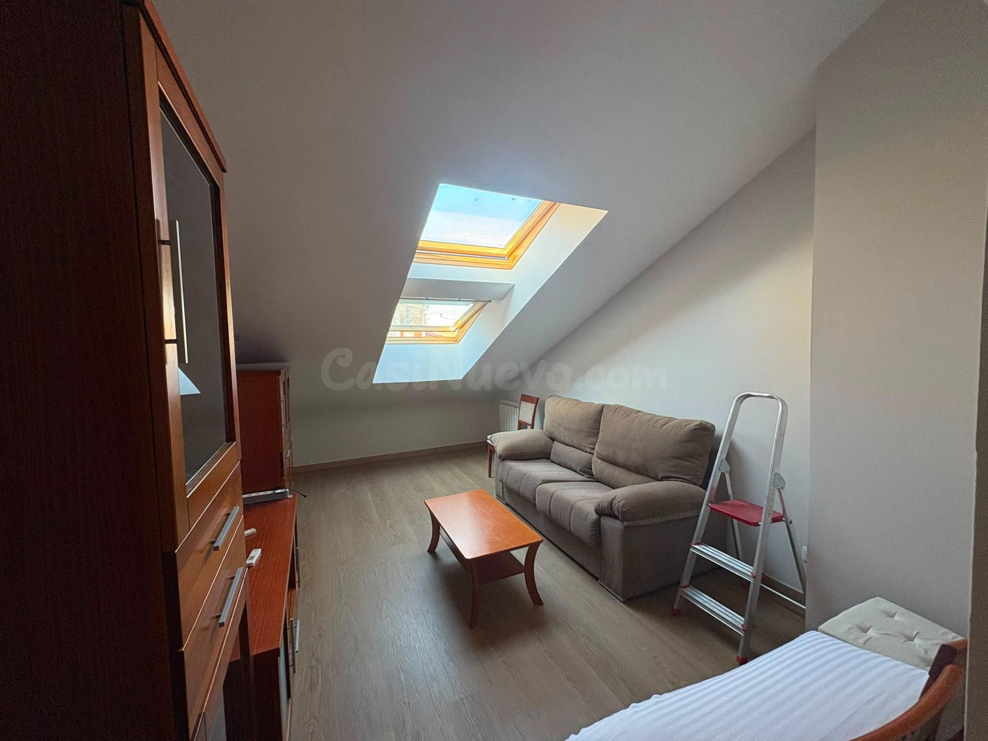APARTAMENTO ABUHARDILLADO EN PLENO CENTRO DE VALLADOLID. - foto 2