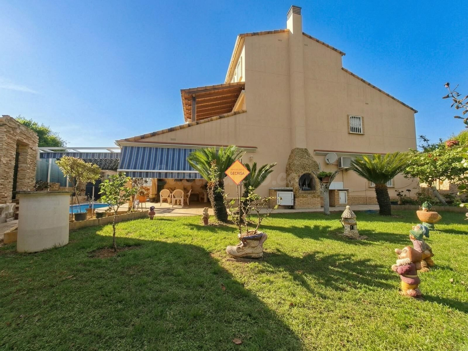 SE VENDE PRECIOSO CHALET EN LA PRESTIGIOSA ZONA DE LA URBANI