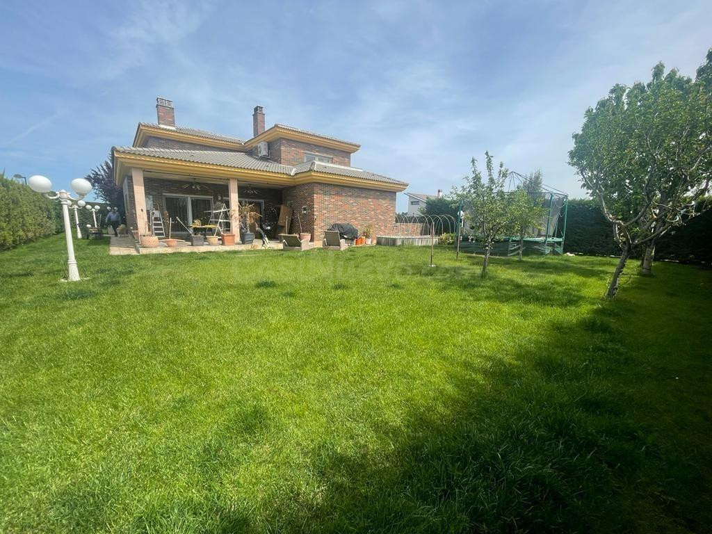 ESPECTACULAR CHALET EN LAGUNA DE DUERO