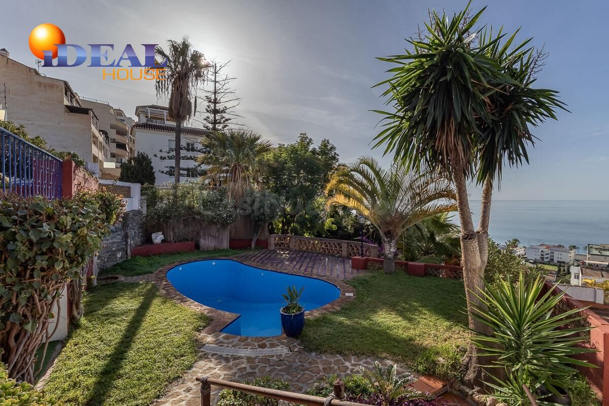 CASA SINGULAR CON JARDIN Y VISTAS A LA BAHIA DE LA HERRADURA