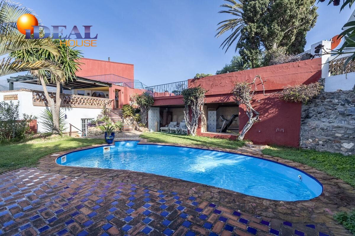 CASA SINGULAR CON JARDIN Y VISTAS A LA BAHIA DE LA HERRADURA - foto 3