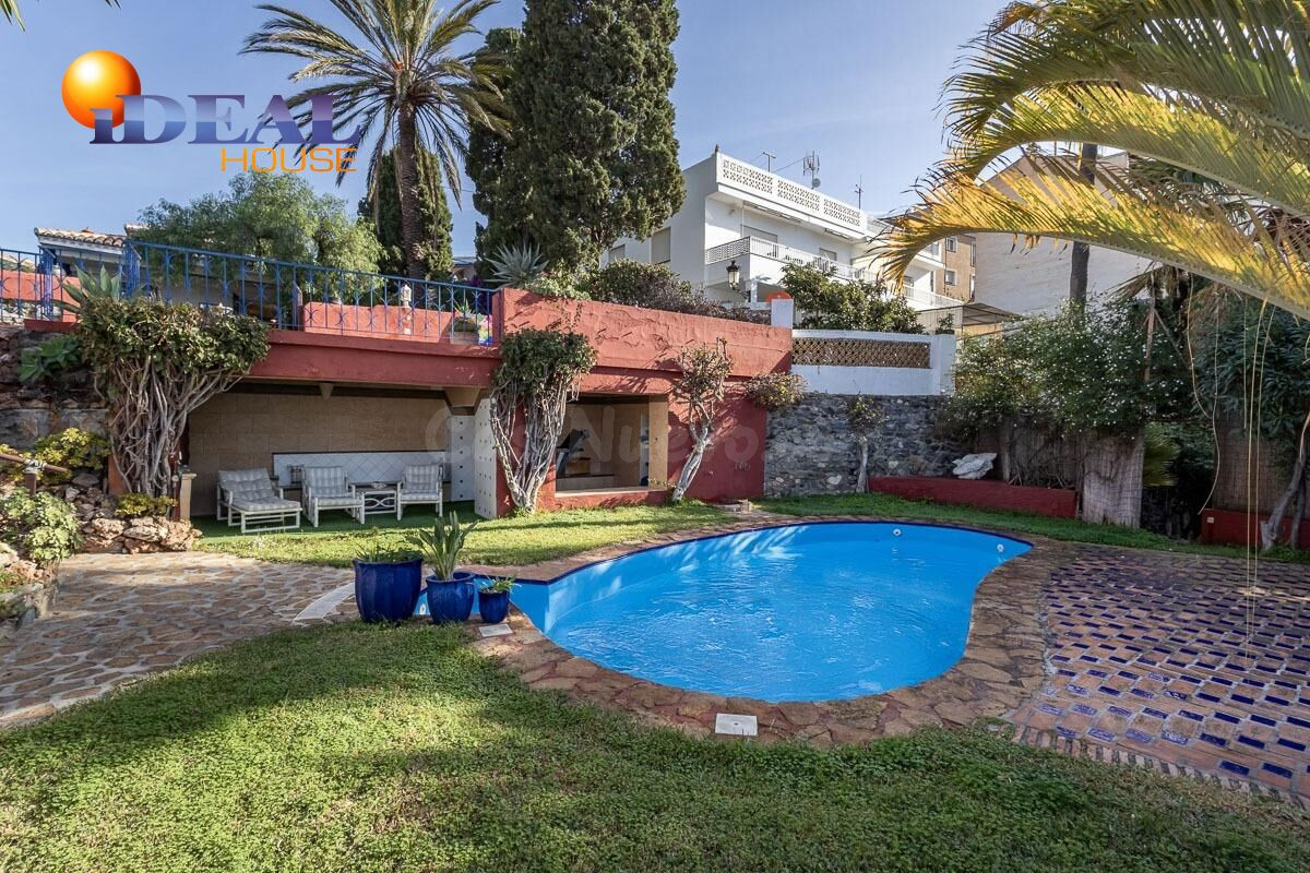 CASA SINGULAR CON JARDIN Y VISTAS A LA BAHIA DE LA HERRADURA - foto 4