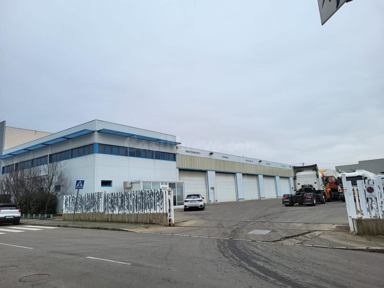 MAGNÍFICA NAVE EN EL POLÍGONO INDUSTRIAL DE TROBAJO DEL CAMI - foto 2