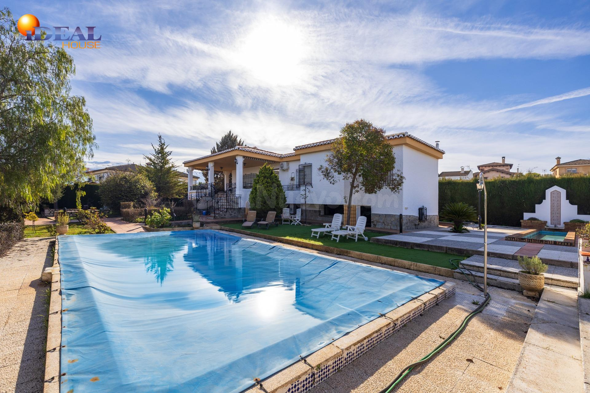 Estupendo chalet en urbanización Los Alixares de Otura