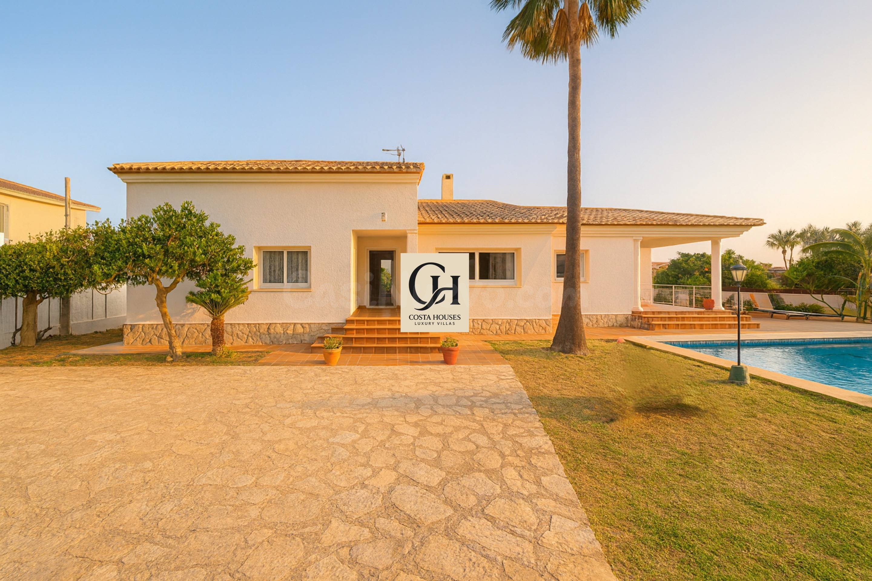 VENTA EXCLUSIVA VILLA MEDITERRÁNEA CERCA DEL CENTRO Y PLAYA 