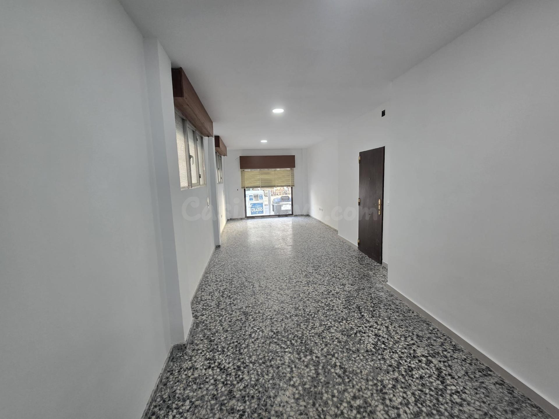 En el mejor sitio local con amplio escaparate en zona cercan