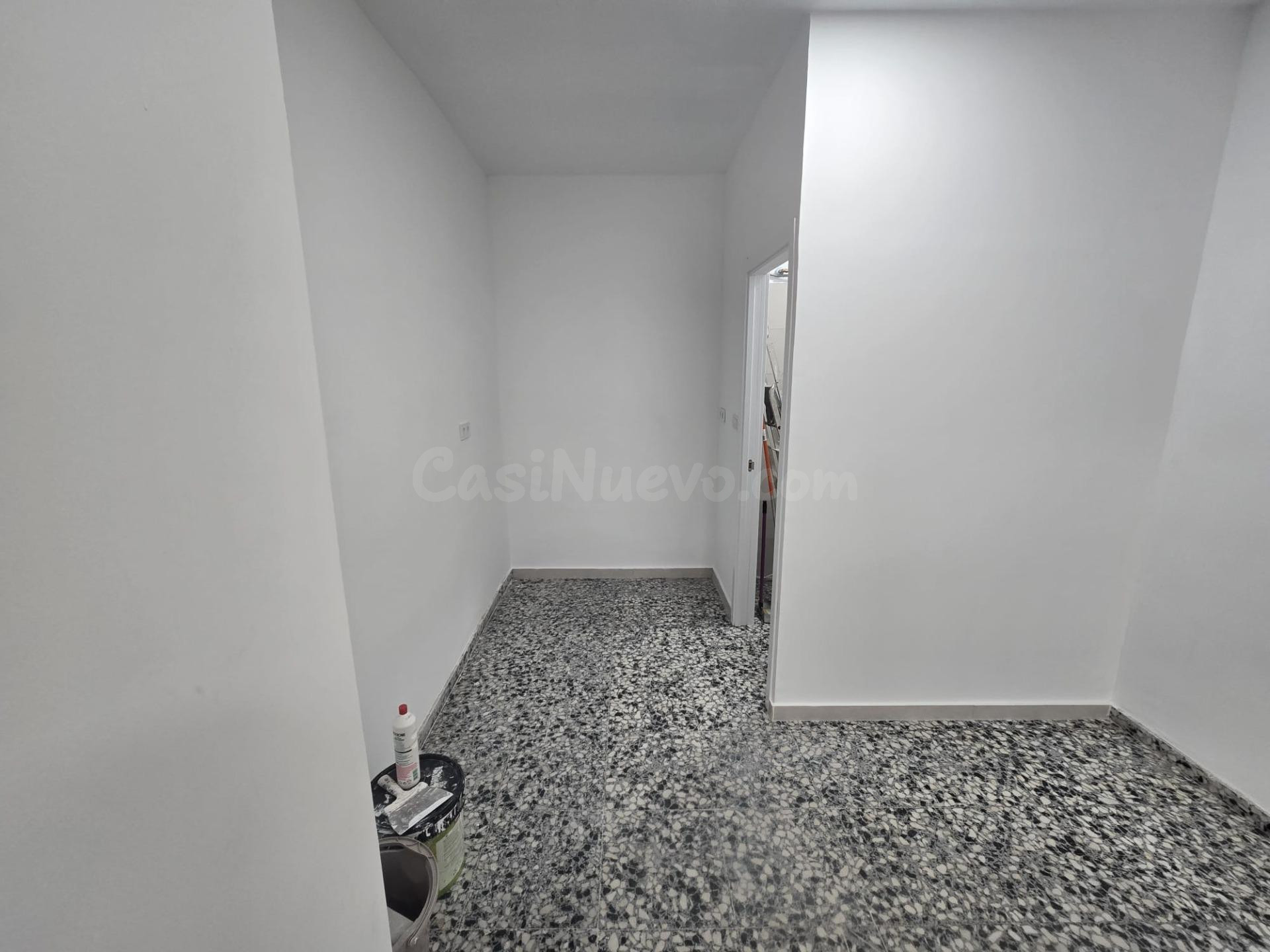 En el mejor sitio local con amplio escaparate en zona cercan - foto 2