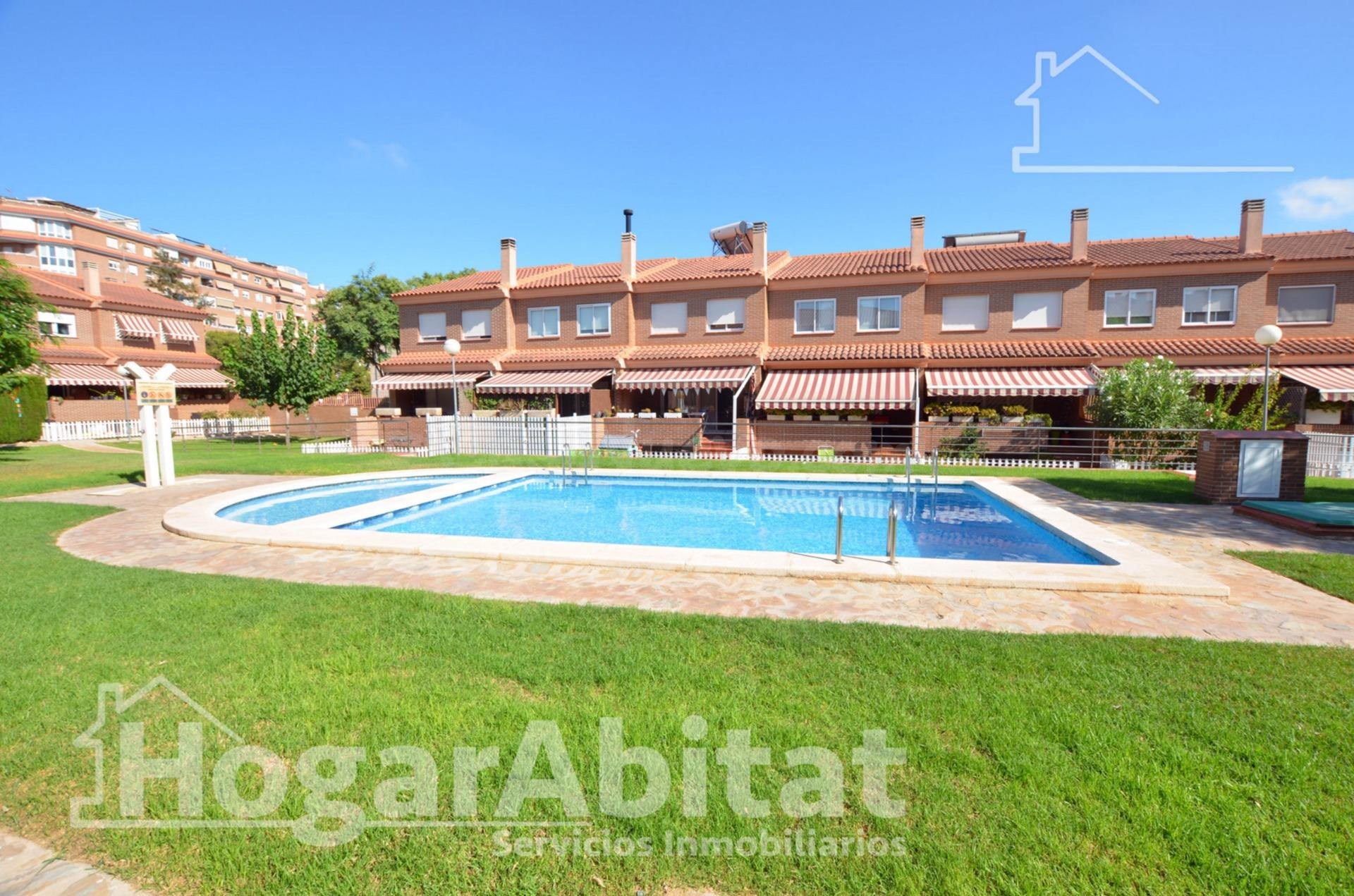 PRECIOSO ADOSADO CON GARAJE, PISCINA Y TERRAZA - foto 3