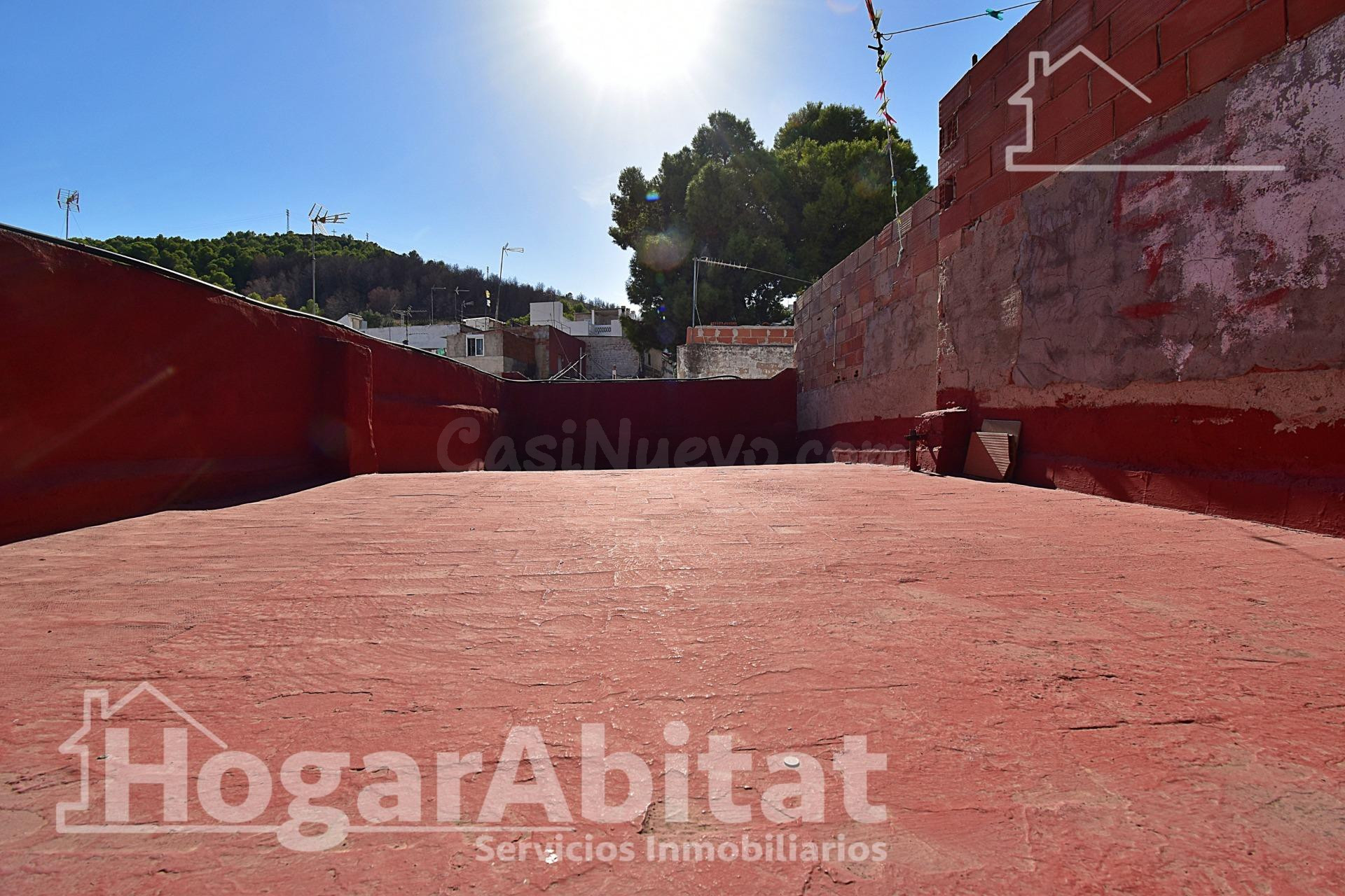 ¡OPORTUNIDAD DE INVERSIÓN! AMPLIA CASA ESQUINERA CON GRAN TE - foto 2