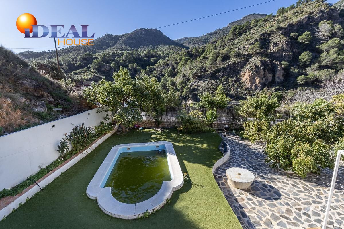 Encantadora Casa de una Planta con Amplio Terreno y Piscina 