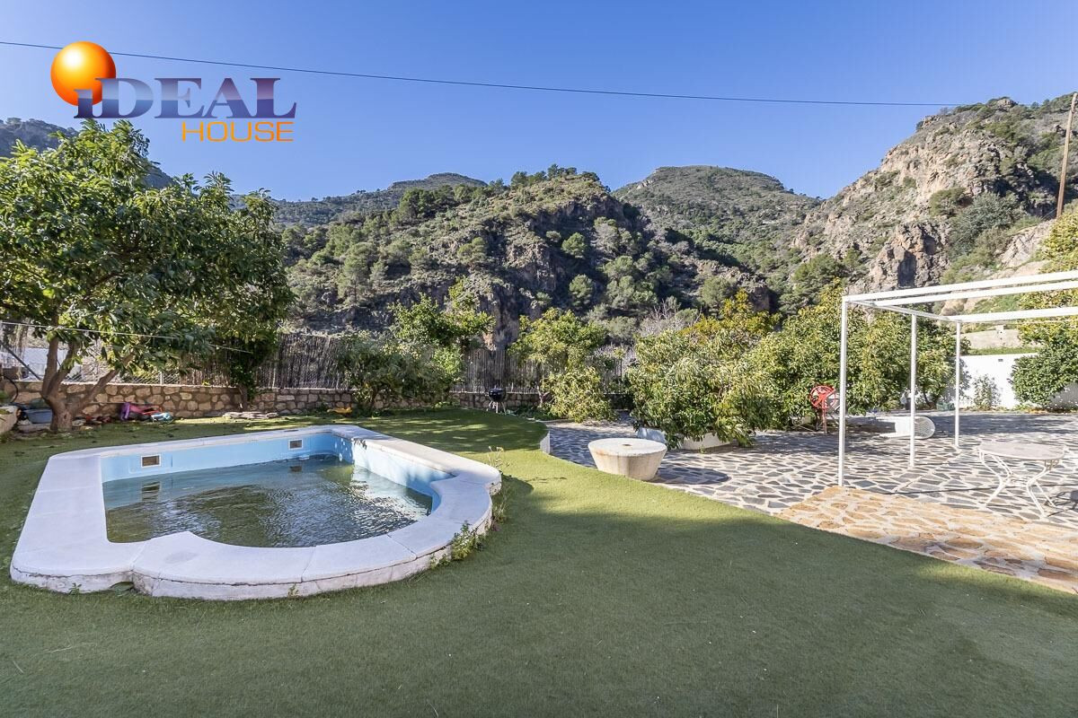 Encantadora Casa de una Planta con Amplio Terreno y Piscina  - foto 2