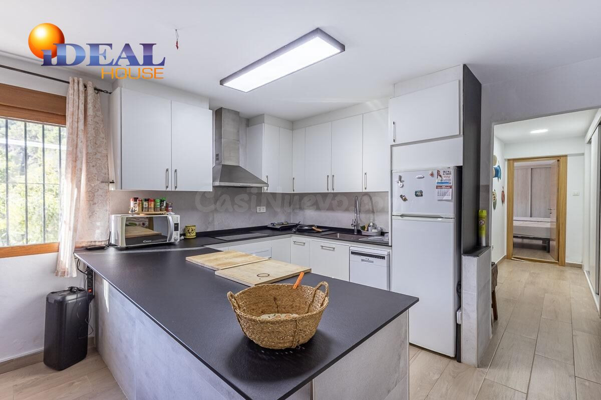 Encantadora Casa de una Planta con Amplio Terreno y Piscina  - foto 4