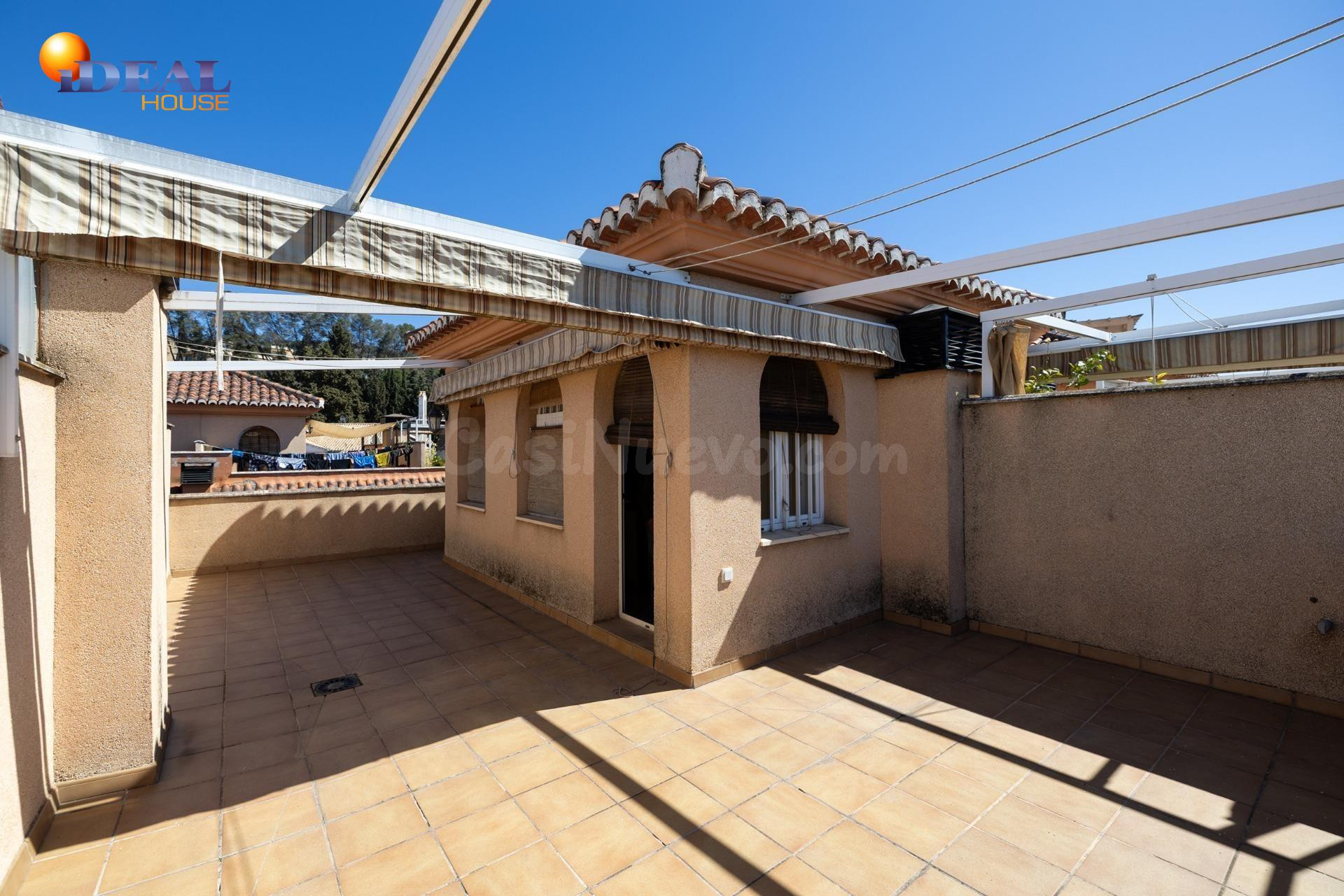 Espectacular casa unifamiliar en recinto cerrado en Granada 