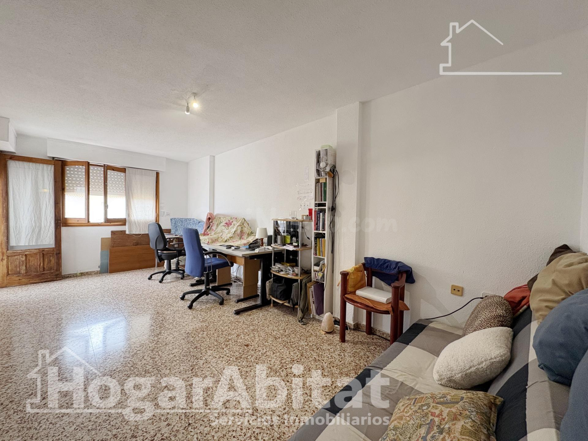 OPORTUNIDAD DE INVERSIÓN! EXTERIOR CON BALCÓN Y GARAJE