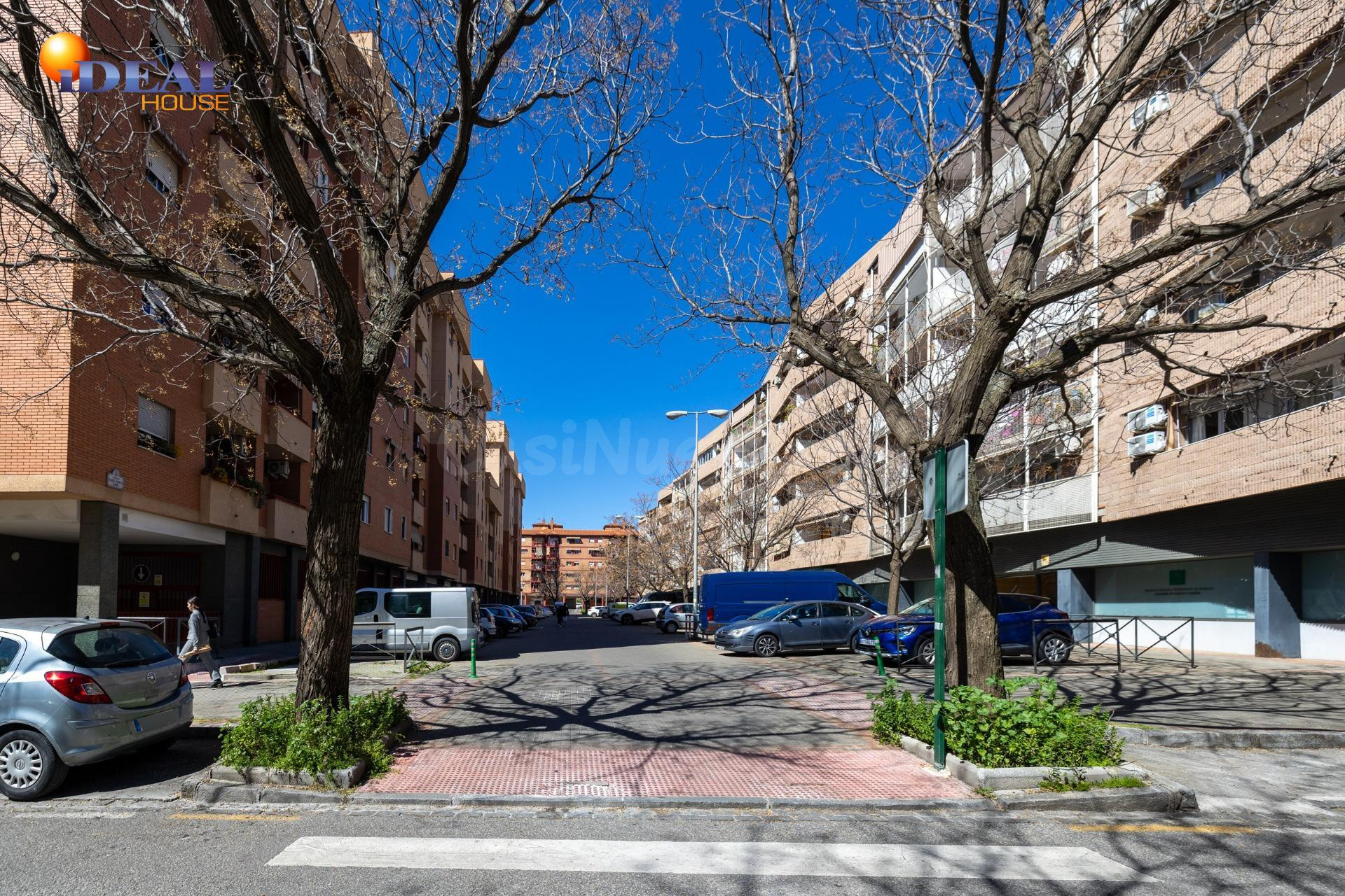 Piso de 82 m2 construidos, en planta baja con 3 dormitorios,