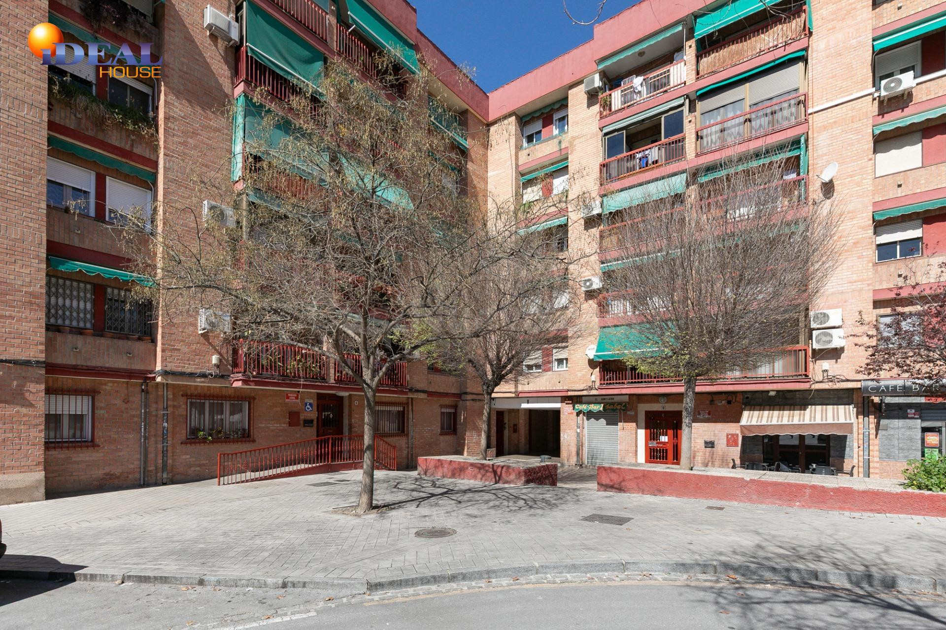 Piso 80 m2 útiles con terraza y patio en Granada | 3 dormito