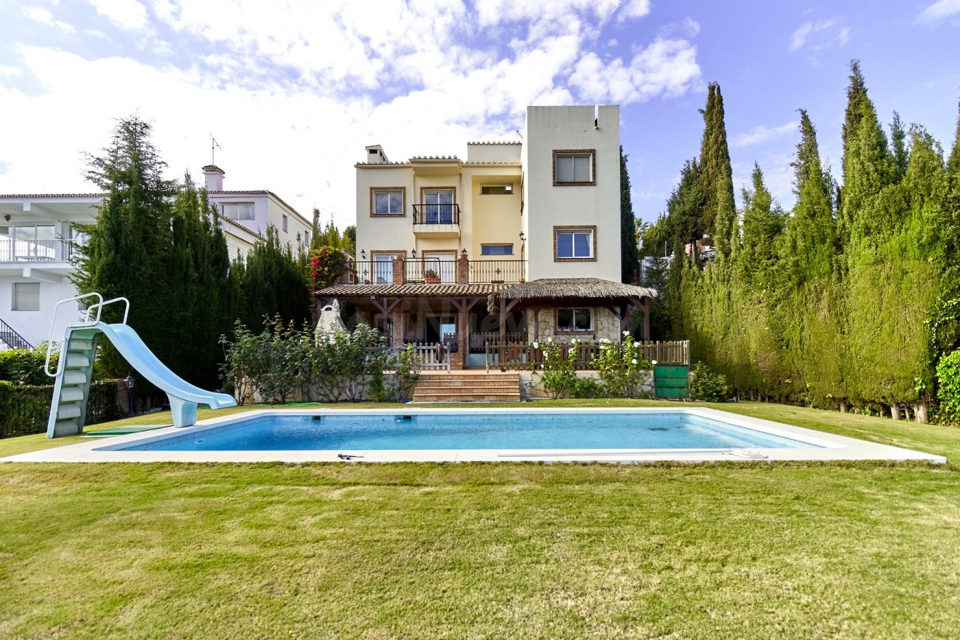 IMPRESIONANTE CHALET INDEPENDIENTE de 5 Dormitorios 4 Baños 