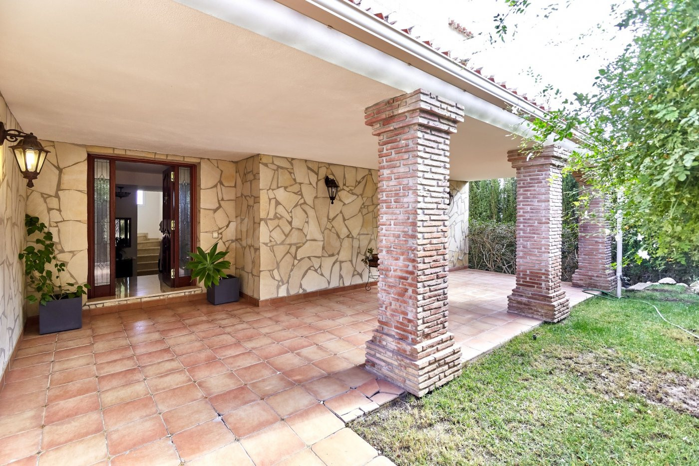 IMPRESIONANTE CHALET INDEPENDIENTE de 5 Dormitorios 4 Baños  - foto 2