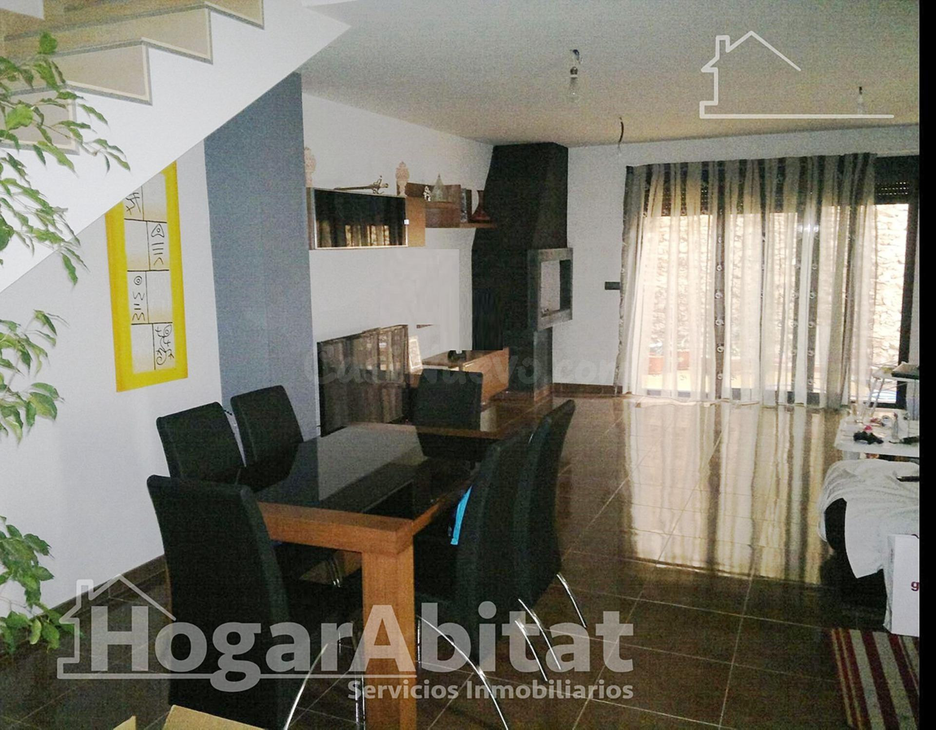 CASA SEMINUEVO CON GARAJE Y TERRAZA