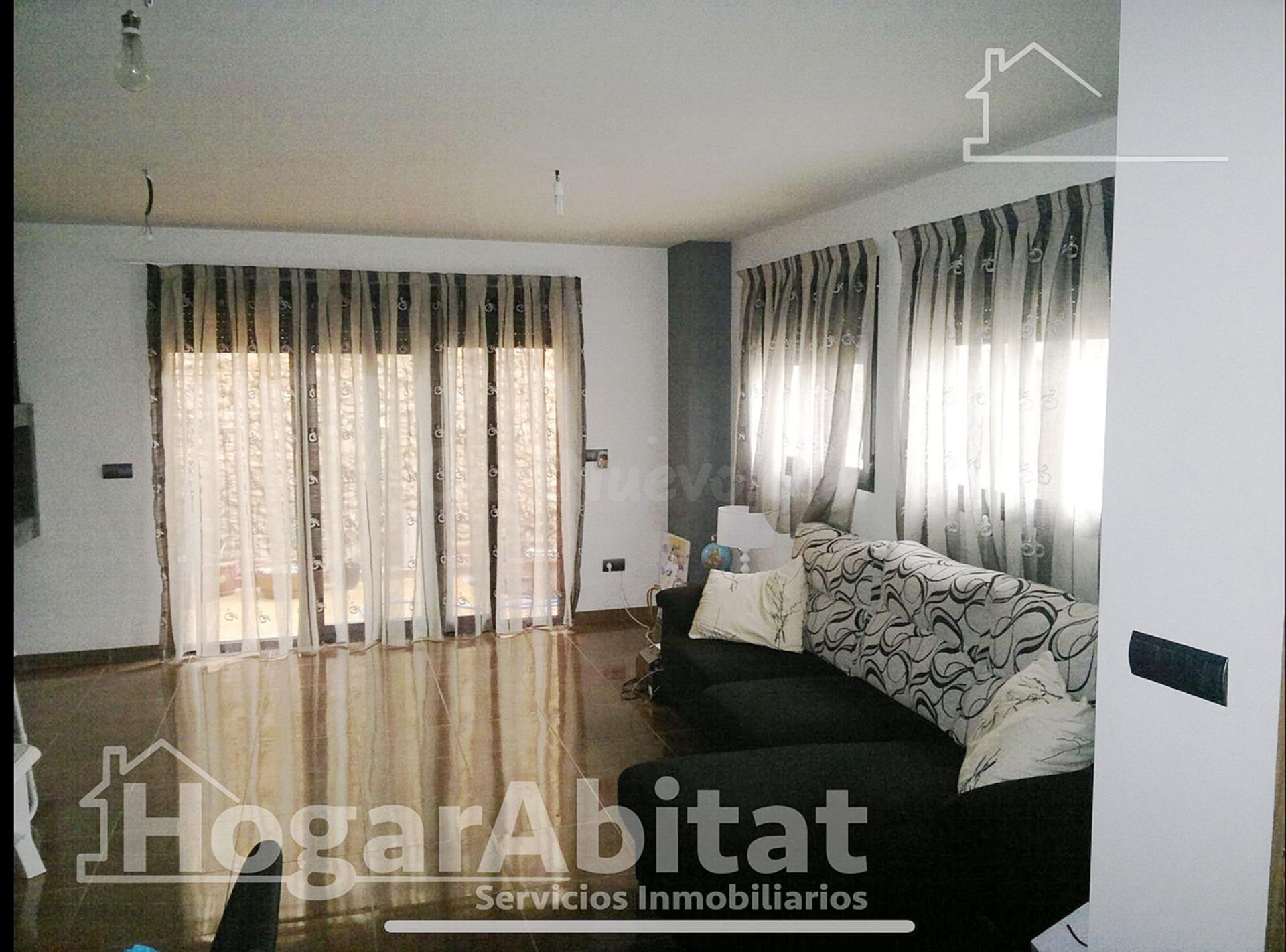 CASA SEMINUEVO CON GARAJE Y TERRAZA - foto 2