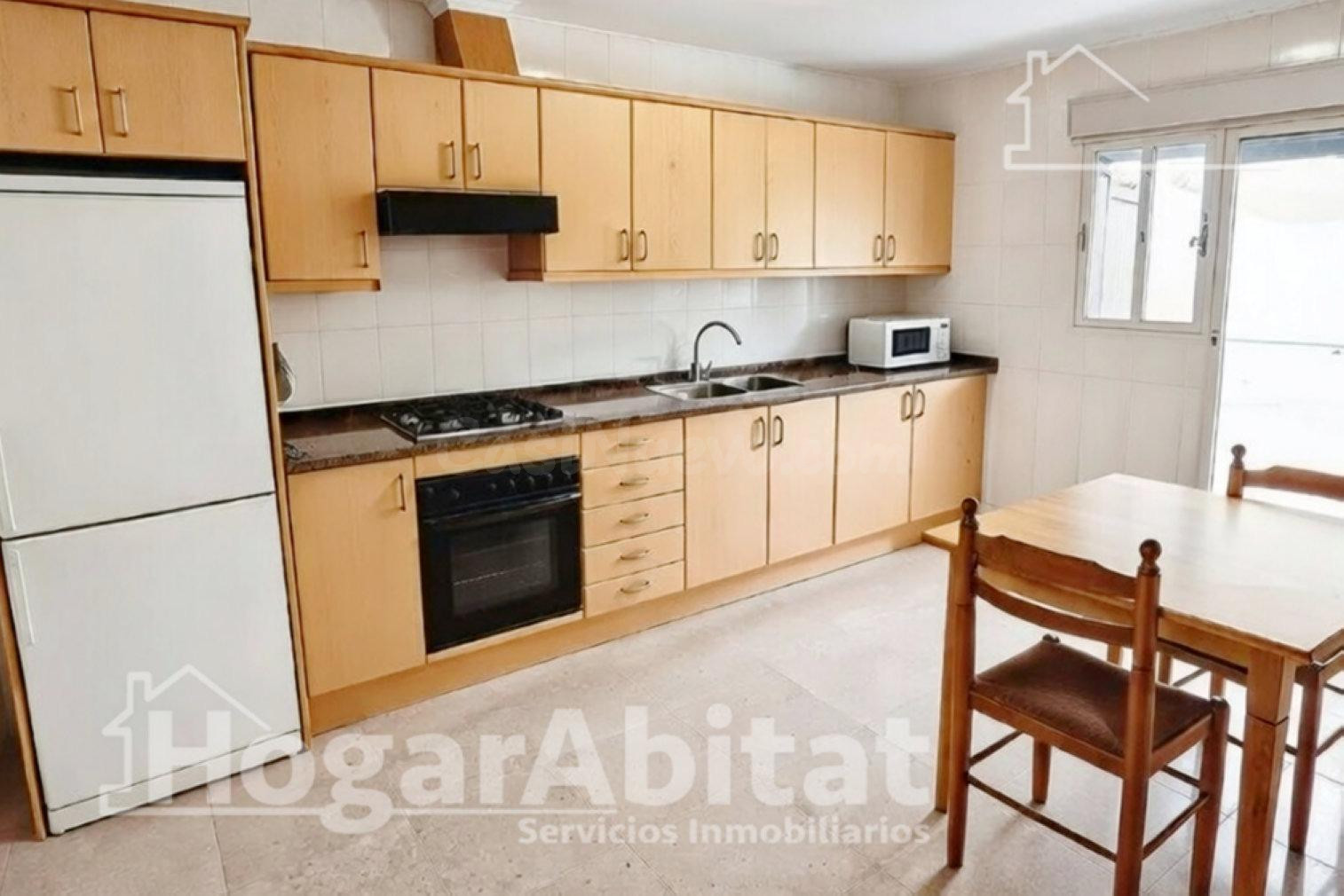 AMPLIA CASA CON TERRAZA Y 7 DORMITORIOS