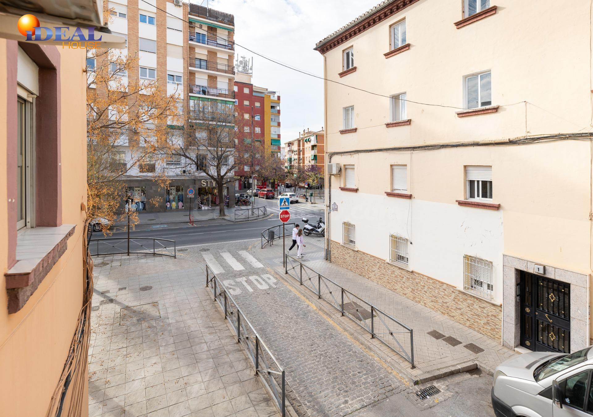 PISO TOTALMENTE REFORMADO EN LA AVENIDA DE DILAR CON TRES DO